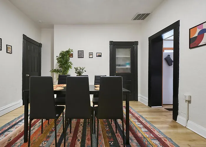 Holiday home Funky 3-bedroom - 5 Min Walk To Grandview Overlook *