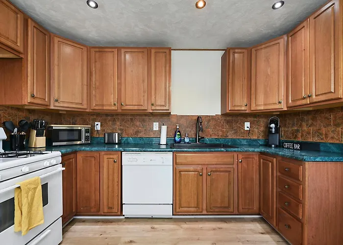 Holiday home Funky 3-bedroom - 5 Min Walk To Grandview Overlook