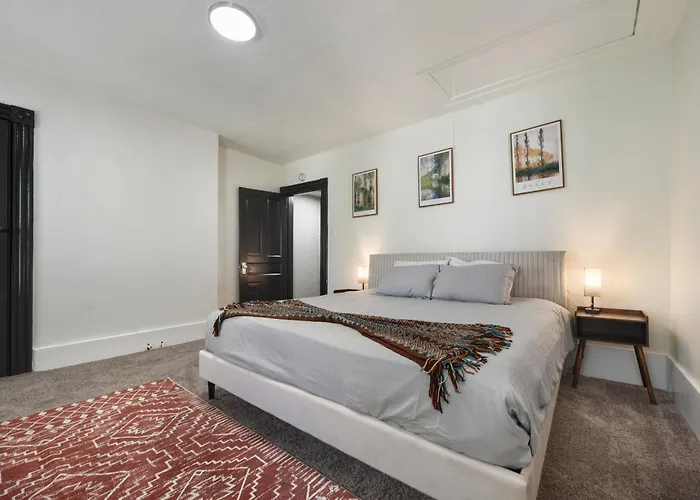 Holiday home Funky 3-bedroom - 5 Min Walk To Grandview Overlook