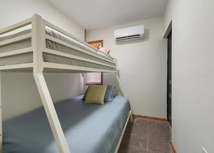 Holiday home Funky 3-bedroom - 5 Min Walk To Grandview Overlook *