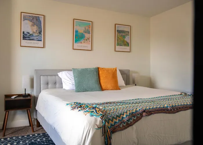 Funky 3-bedroom - 5 Min Walk To Grandview Overlook Holiday home